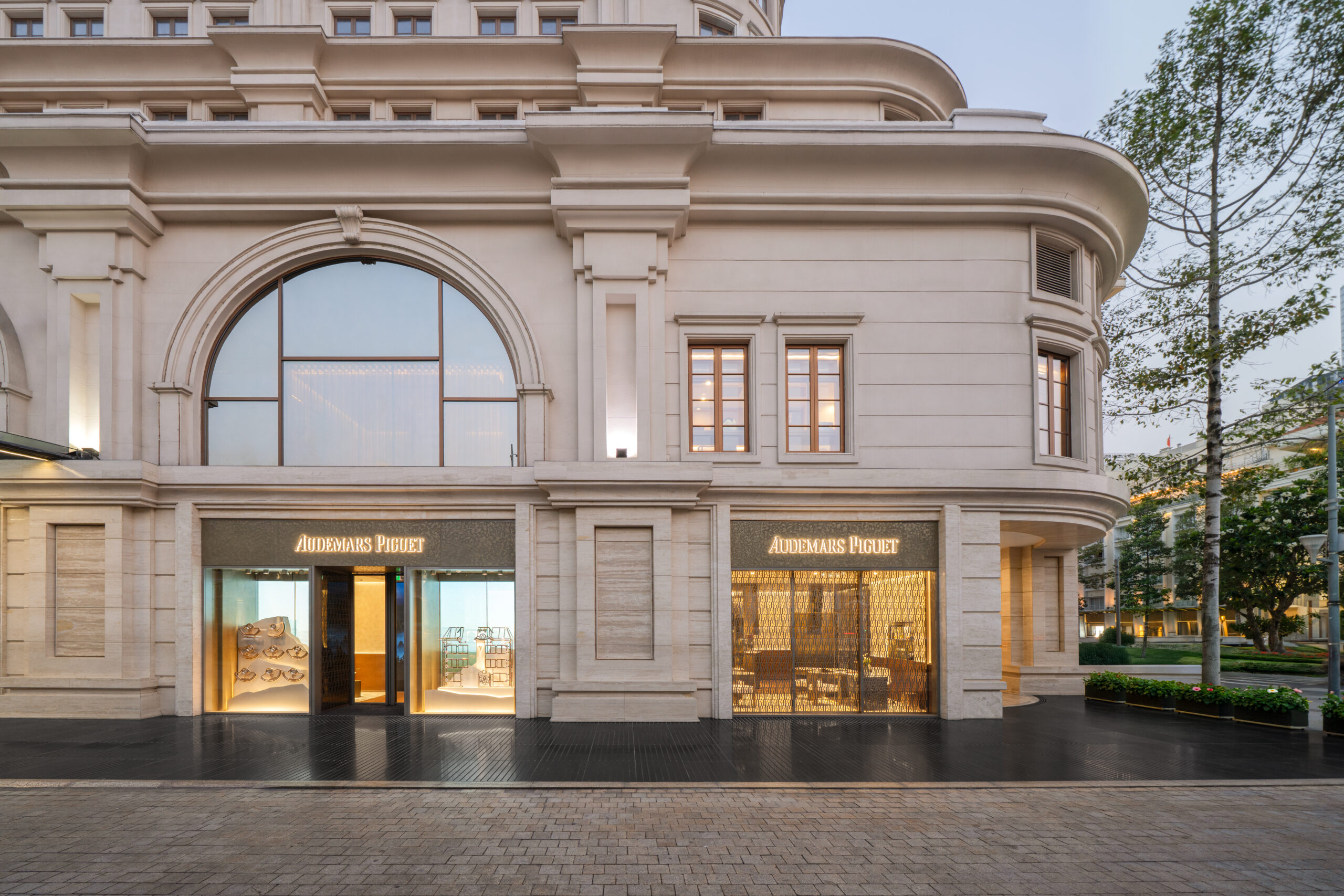 Nghệ thuật chế tác Audemars Piguet: Hành trình di sản từ Thụy Sĩ đến boutique concept mới tại Việt Nam