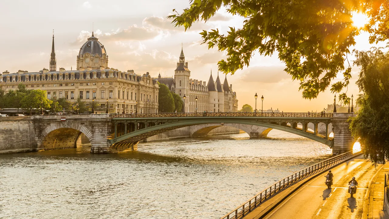 Paris: Cuộc đối thoại thiên niên kỷ giữa Rive Gauche và Rive Droite