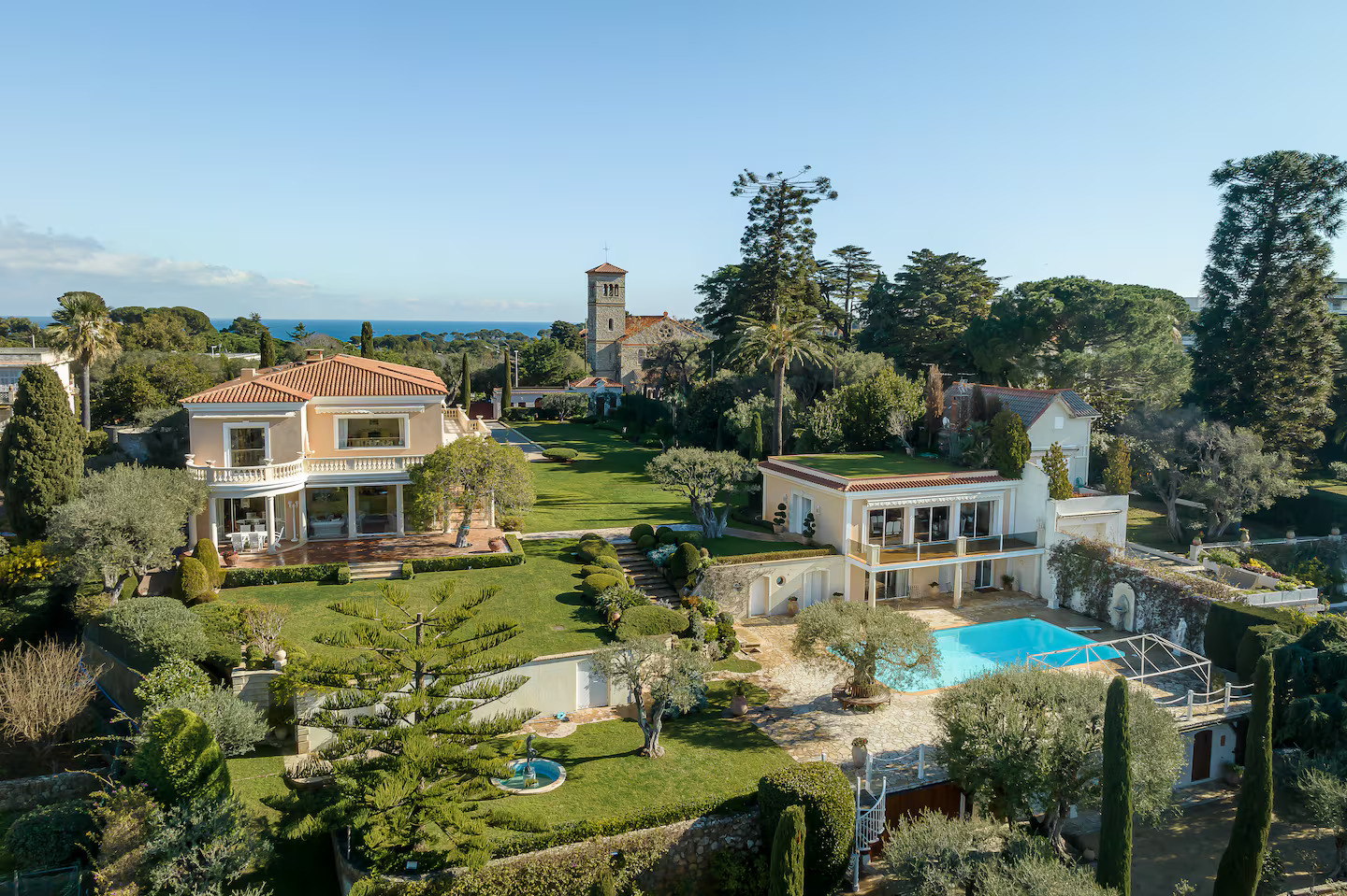 Hào quang bên Địa Trung Hải: BST dinh thự đậm tính điện ảnh dọc bờ biển French Riviera
