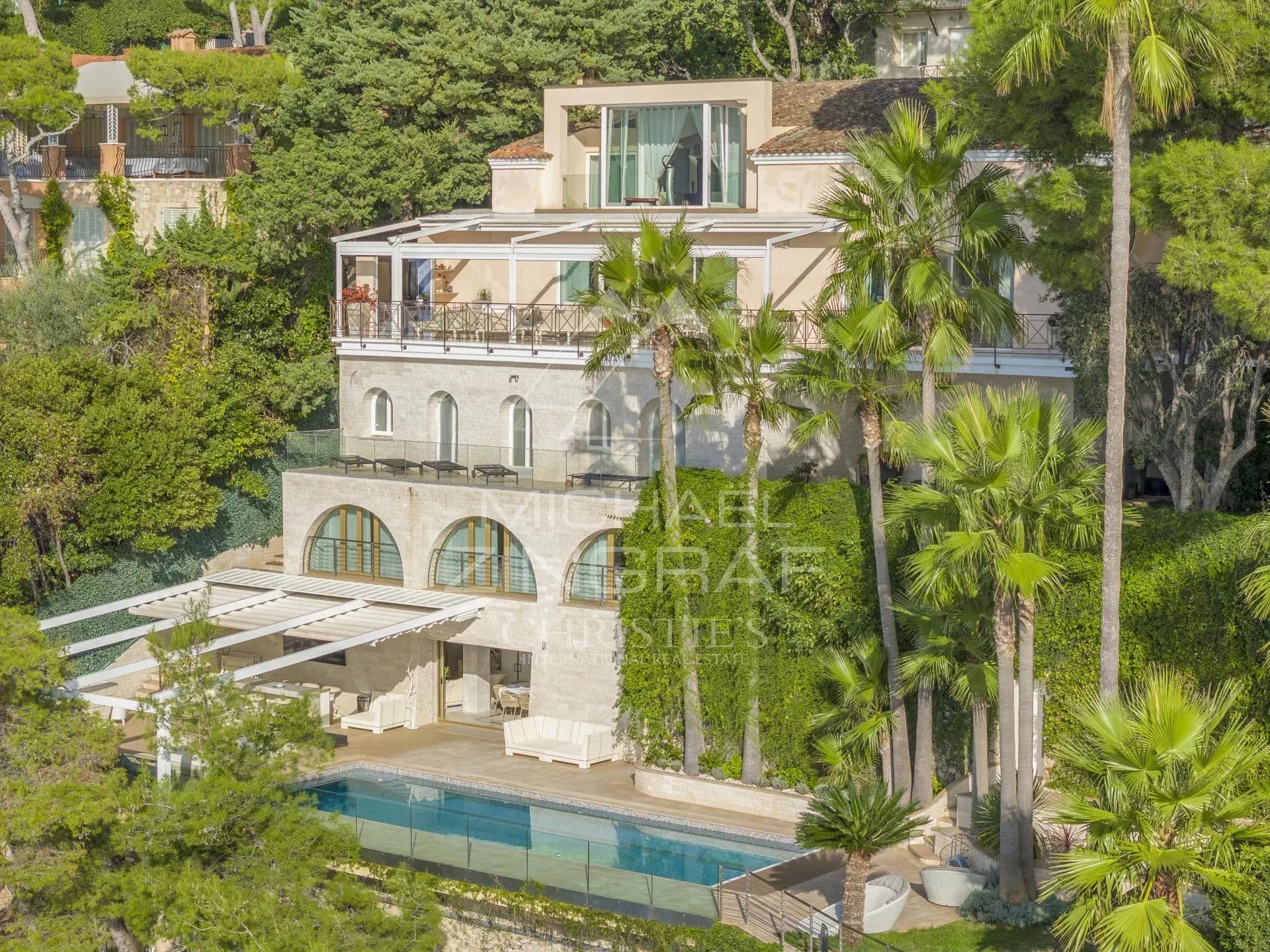 Biệt thự ven mặt nước gần 700 m² tại bán đảo Saint-Jean-Cap-Ferrat